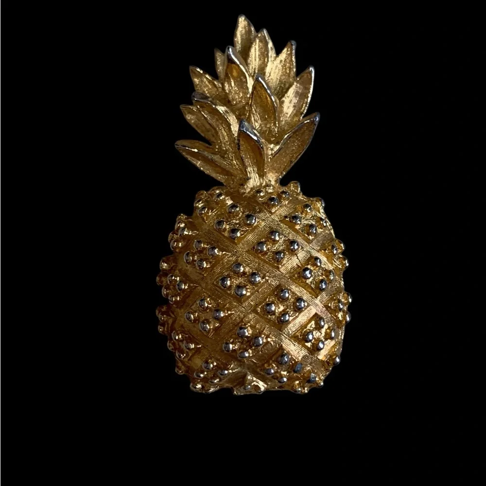Vintage Gold Tone Pineapple Brooch Pin Textured Tropical Hospitality Symbol